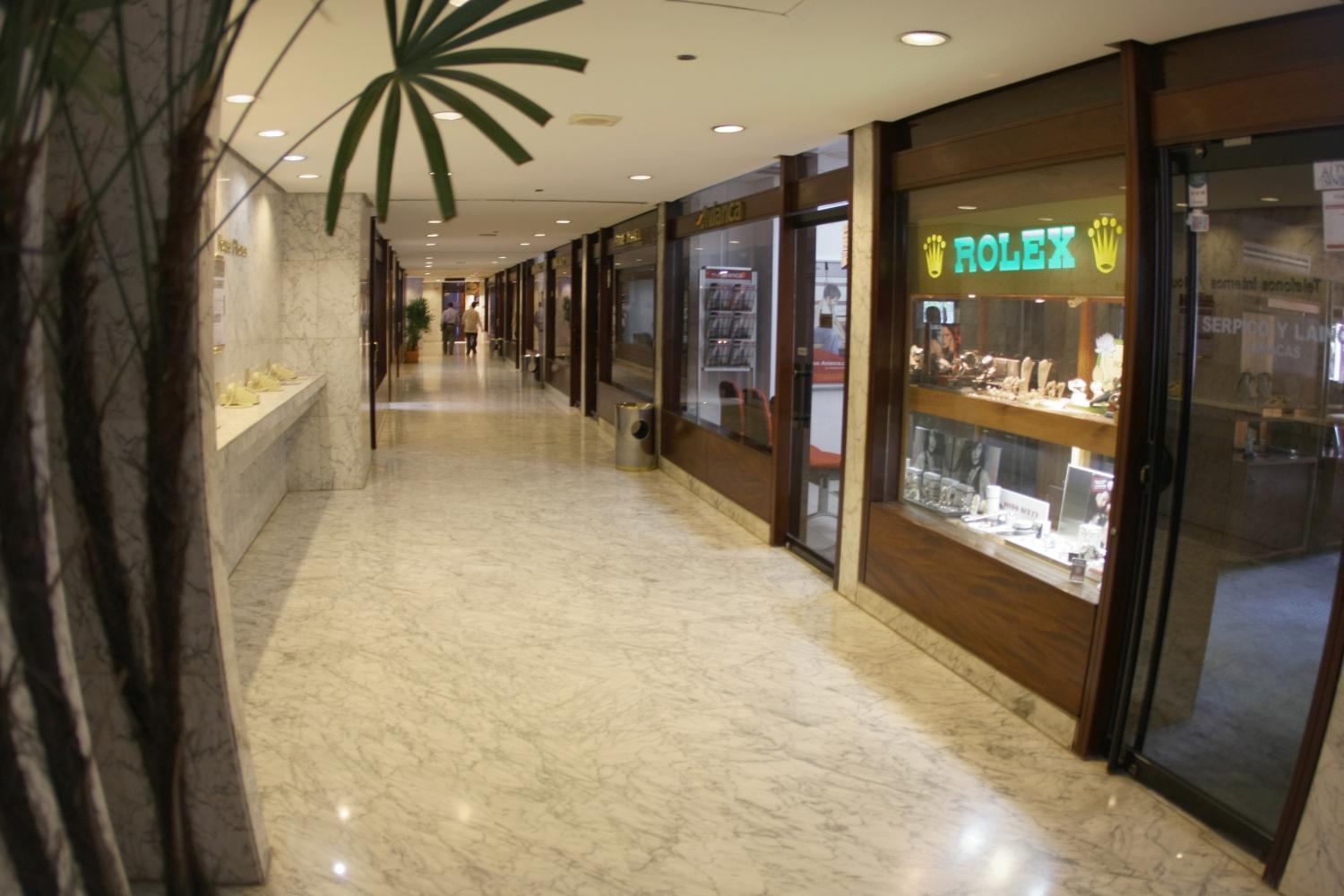 Eurobuilding Hotel & Suites Caracas Exterior photo The interior of the shopping mall